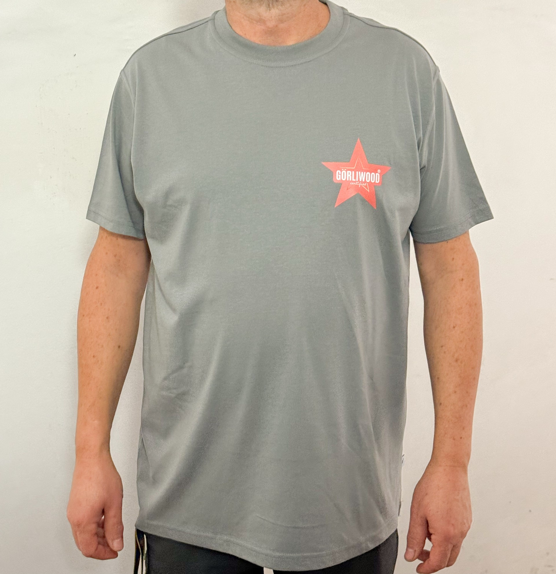 Die Vorderseite des grauen Herren Shirts hat einen Rundhals-Ausschnitt und links auf der Brust den Görliwood- Stern.