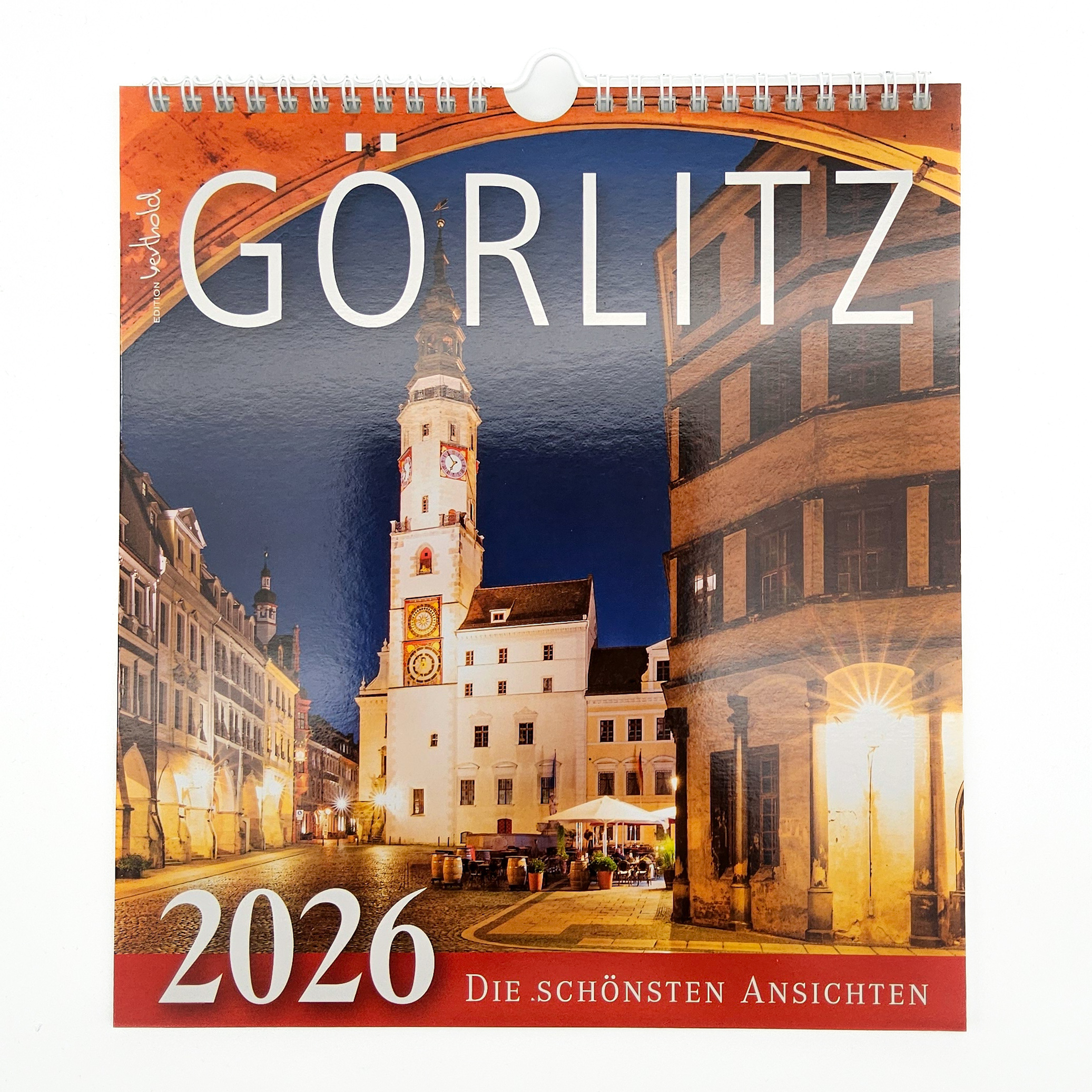 auf der Titelseite von diesem Kalender ist der Untermarkt bei Nacht mit Blick auf den Rathausturm zu sehen. Durch die Beleuchtung erzeugt das Motiv eine besondere Stimmung.