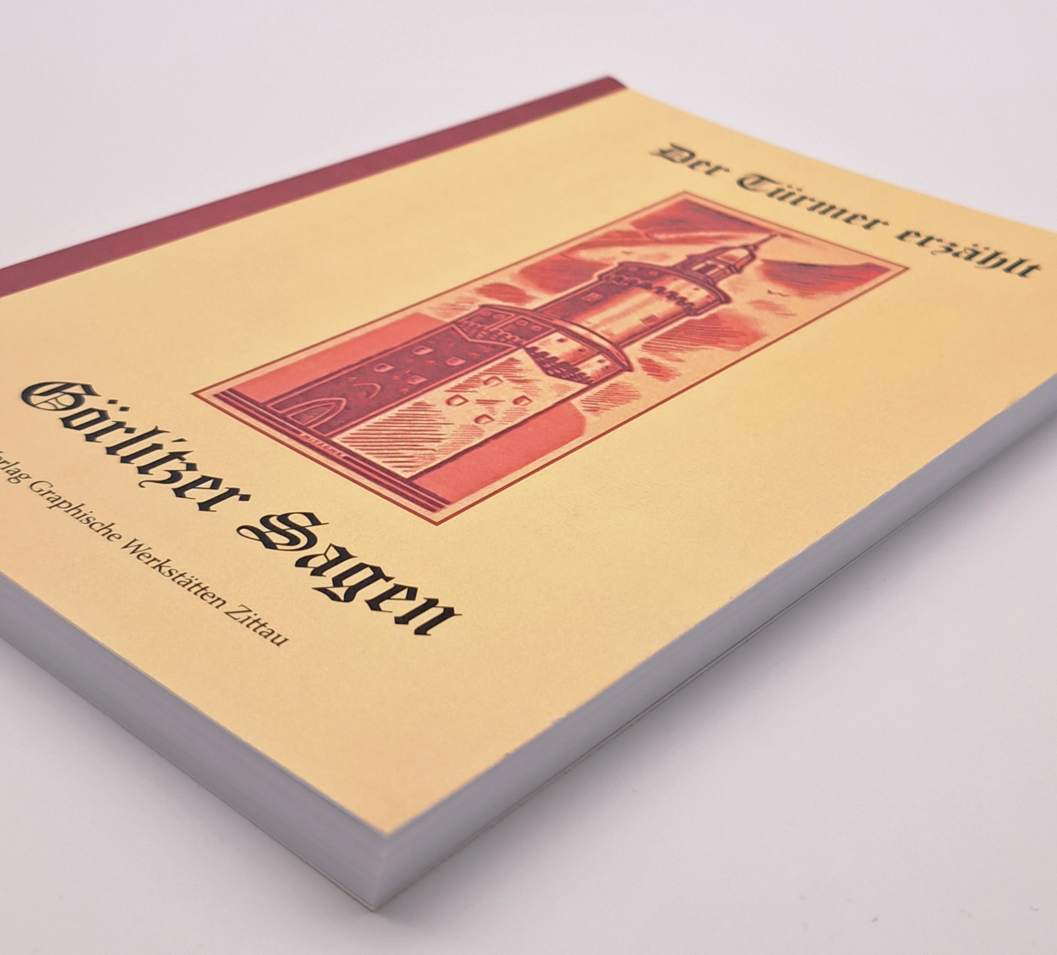 Das Buch "Der Türmer erzählt" liegt schräg auf weißem Untergrund. Man erkennt, wie dick das Buch ist.