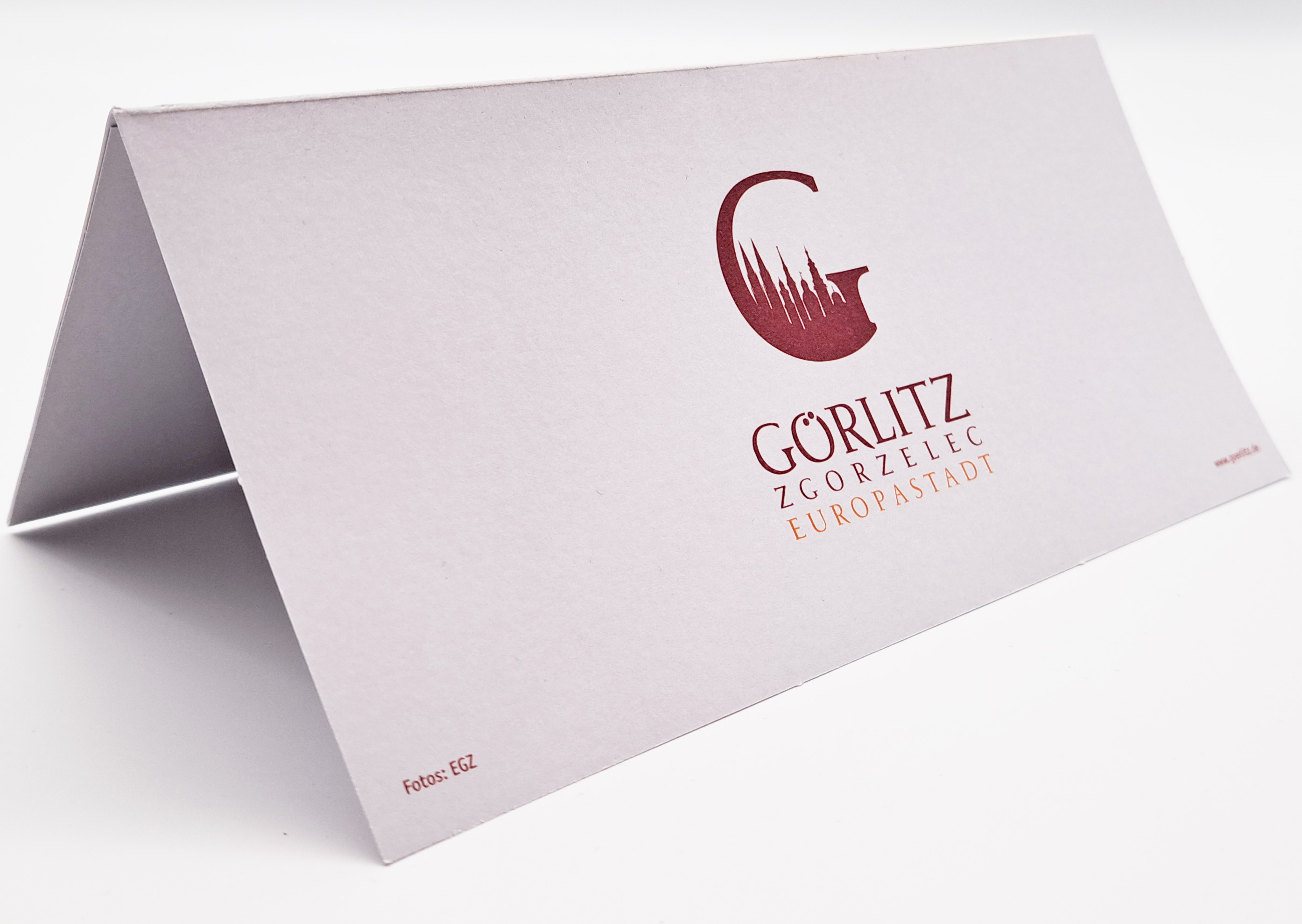 Rückseite der Adventskalender-Klappkarte Auf der Rückseite ist mittig groß das Logo der Europastadt Görlitz Zgorzelec zu sehen. Rechts und links sind die Hinweise zu den Fotografen.