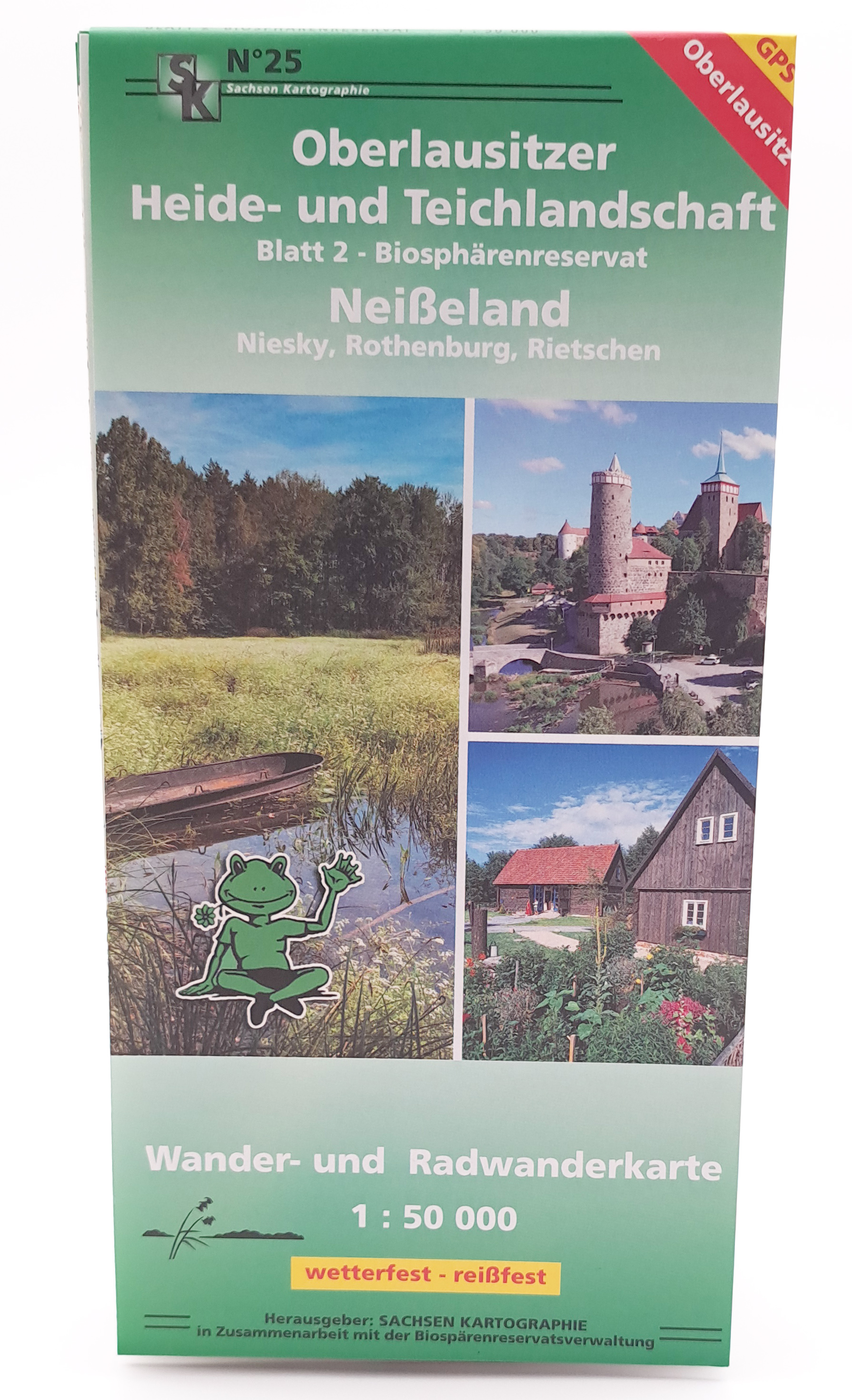 Die Wander und Radkarten von Sachsenkartografie haben einen grünen Hintergrund. Auf dieser zur Oberlausitzer Heide- und Teichlandschaft sind 3 Fotos zu sehen.