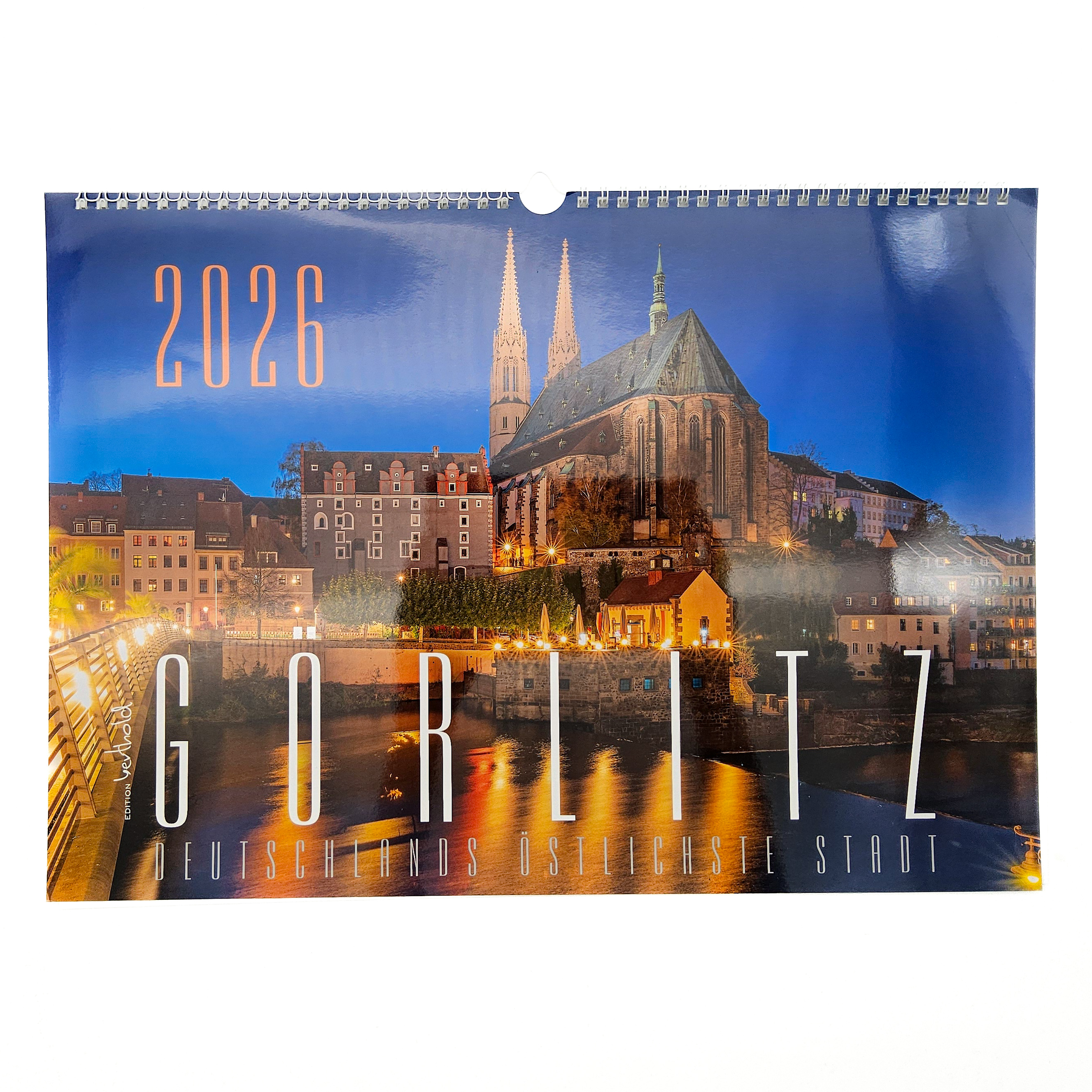 Auf dem Titelbild von dem großen Kalender von BundV ist die Kirche St. Peter und Paul bei Abendstimmung zu sehen. Durch die Beleuchtung wird eine besondere Stimmung erzeugt.