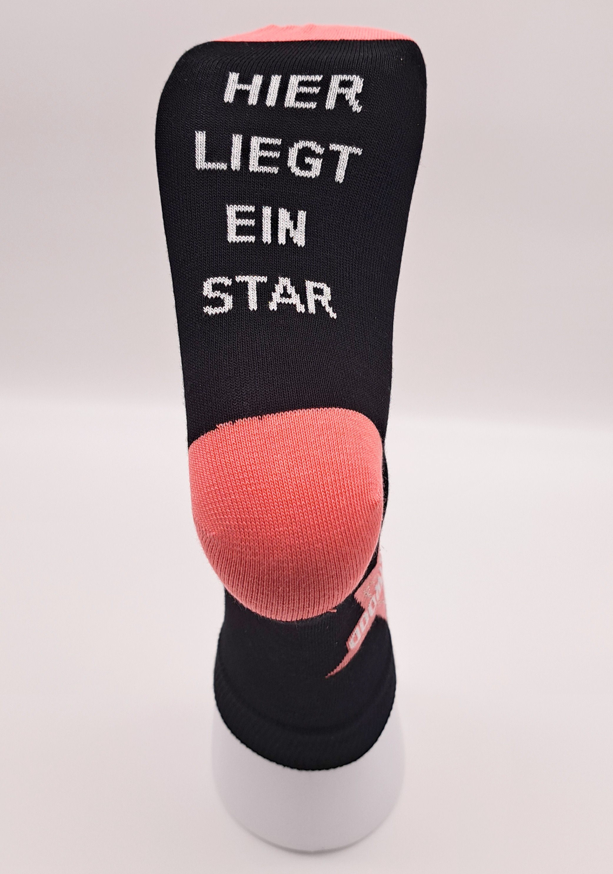 Das Fußmodel ist gedreht, und man erkennt nun deutlich die Fußsohle mit dem Text - Hier liegt ein Star.