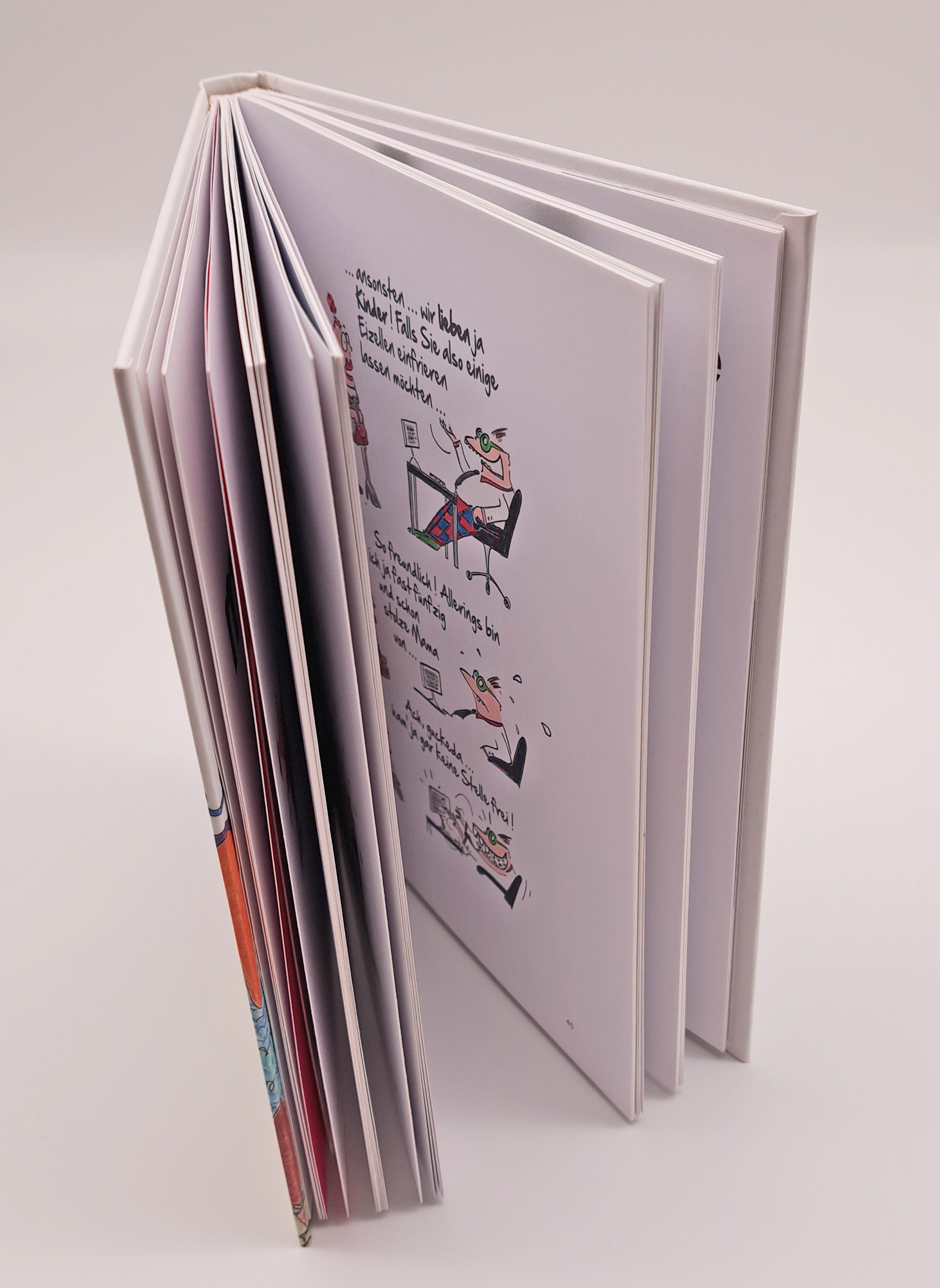 Das Buch Muttertage, seitlich von oben fotografiert. Man erkennt ein bisschen von der Innengestaltung des Buches und wie dick es ist.