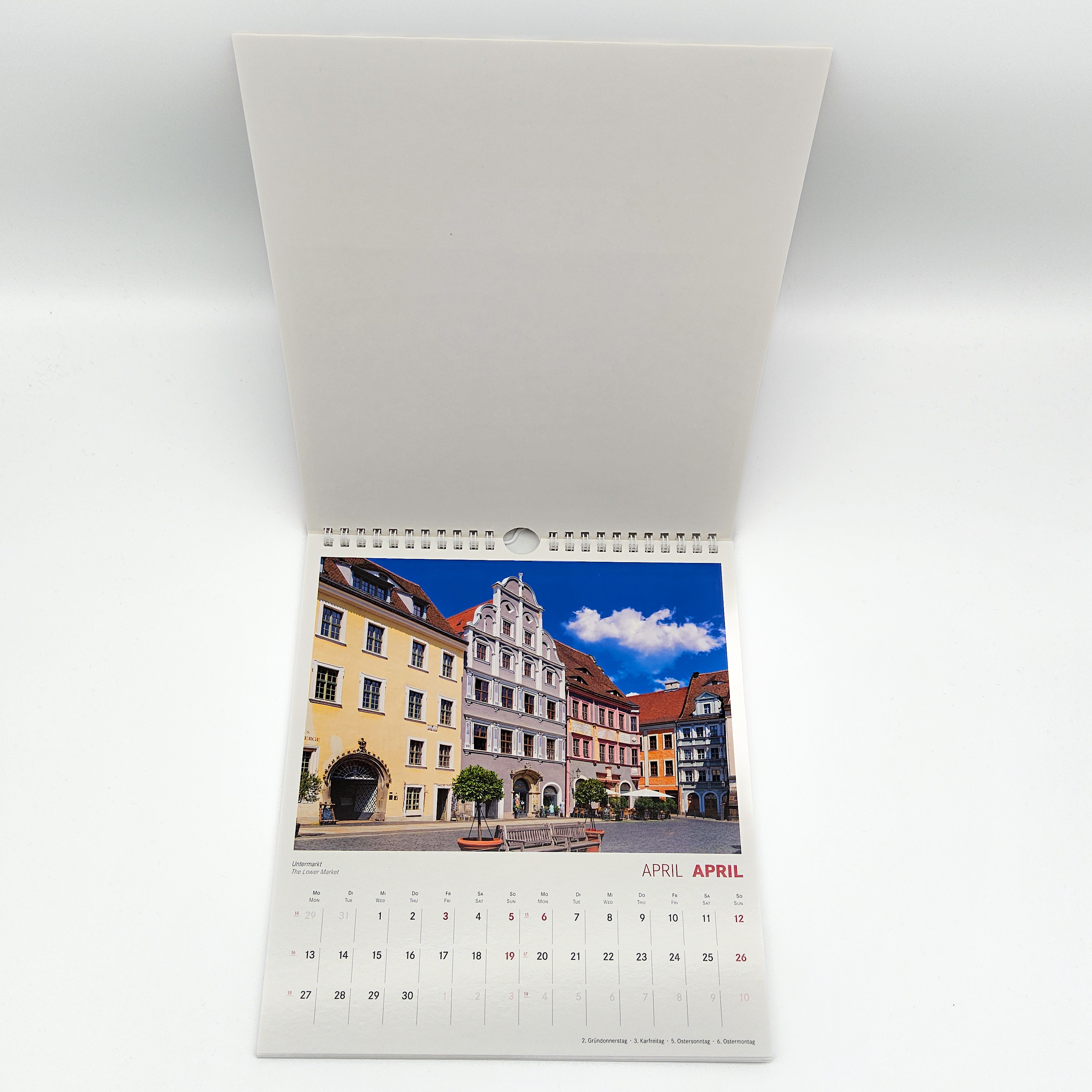 Der Kalender ist aufgeschlagen. Man sieht das Motiv von März. Zu sehen ist der Untermarkt mit Blick in Richtung Rathscafe.