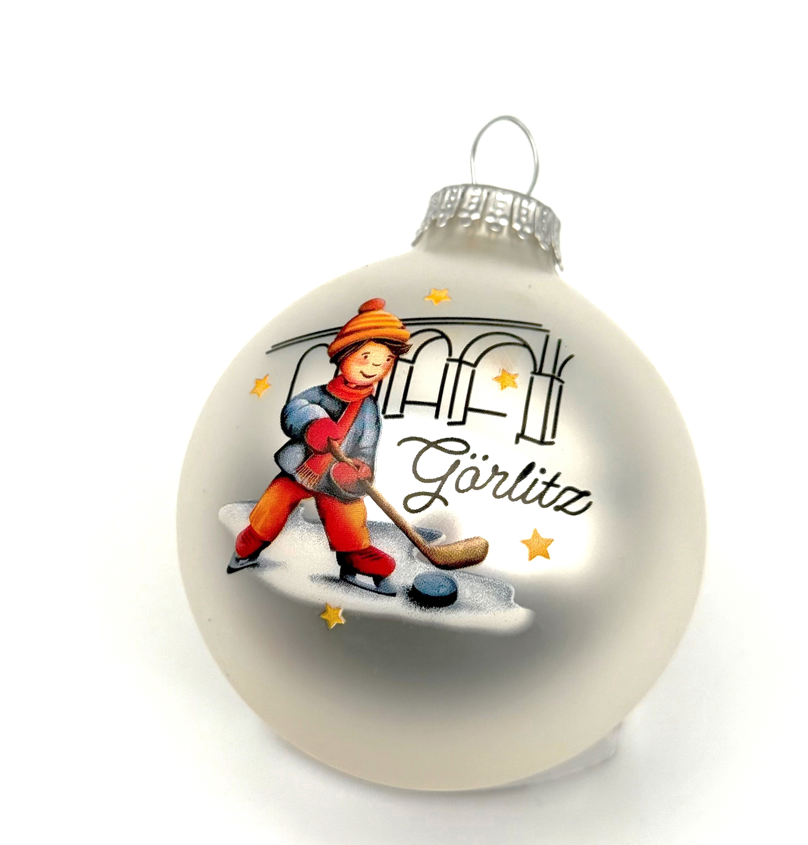 Die Weihnachtsbaumkugel 2025 ist silber-weiß und hat eine Zeichnung von einem Jungen beim Hockeyspielen als Hauptmotiv. Im Hintergrund ist der Viadukt abgebildet. Görlitz steht in geschwungener Schrift ebenfalls auf der Kugel.