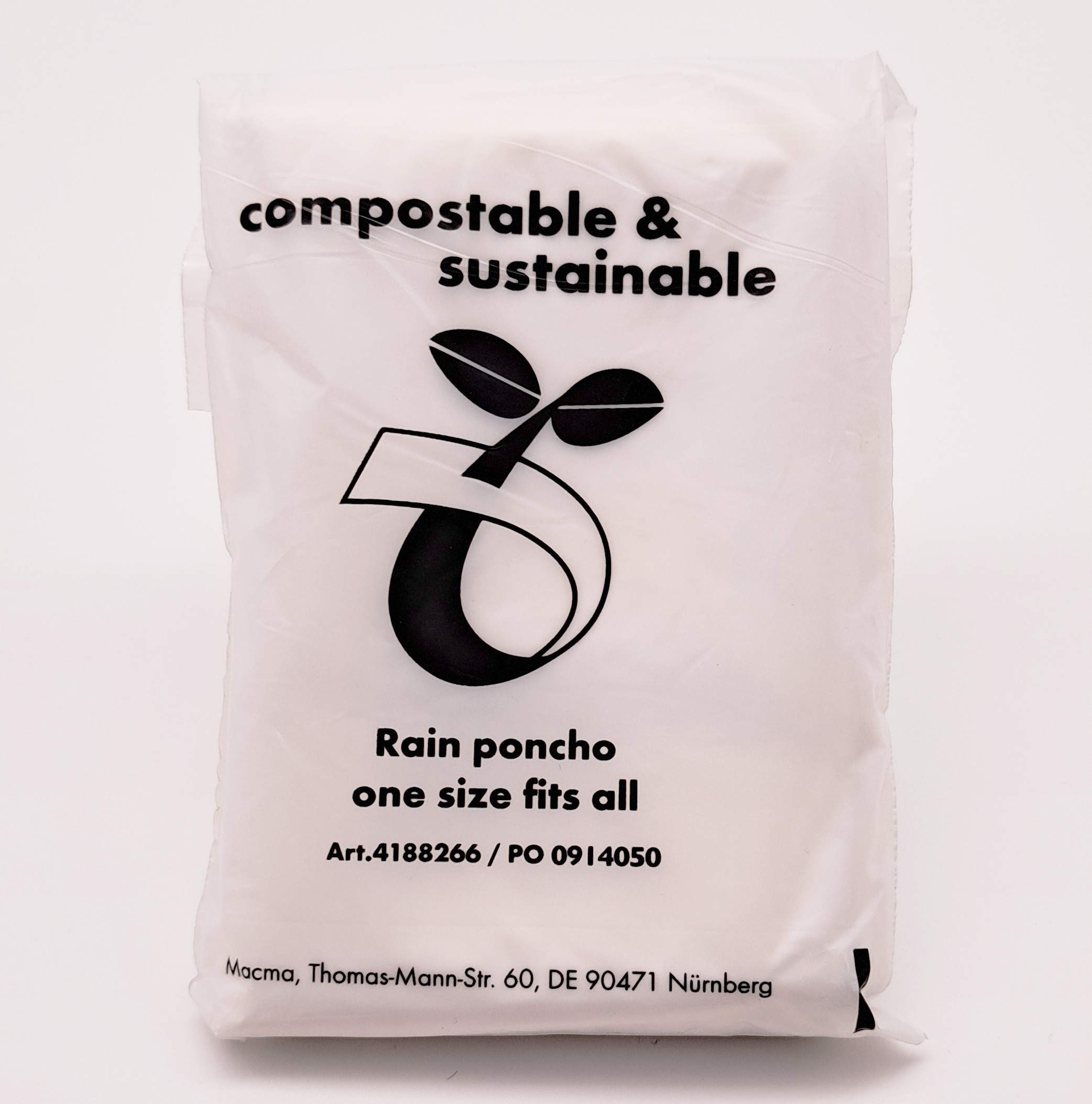 Rückseite der Regenponcho-Verpackung Auf der Rückseite des Regenponchos steht in schwarzer Schrift und international auf englisch, dass dieser kompostierbar ist, in Einheitsgröße und wo er produziert wurde