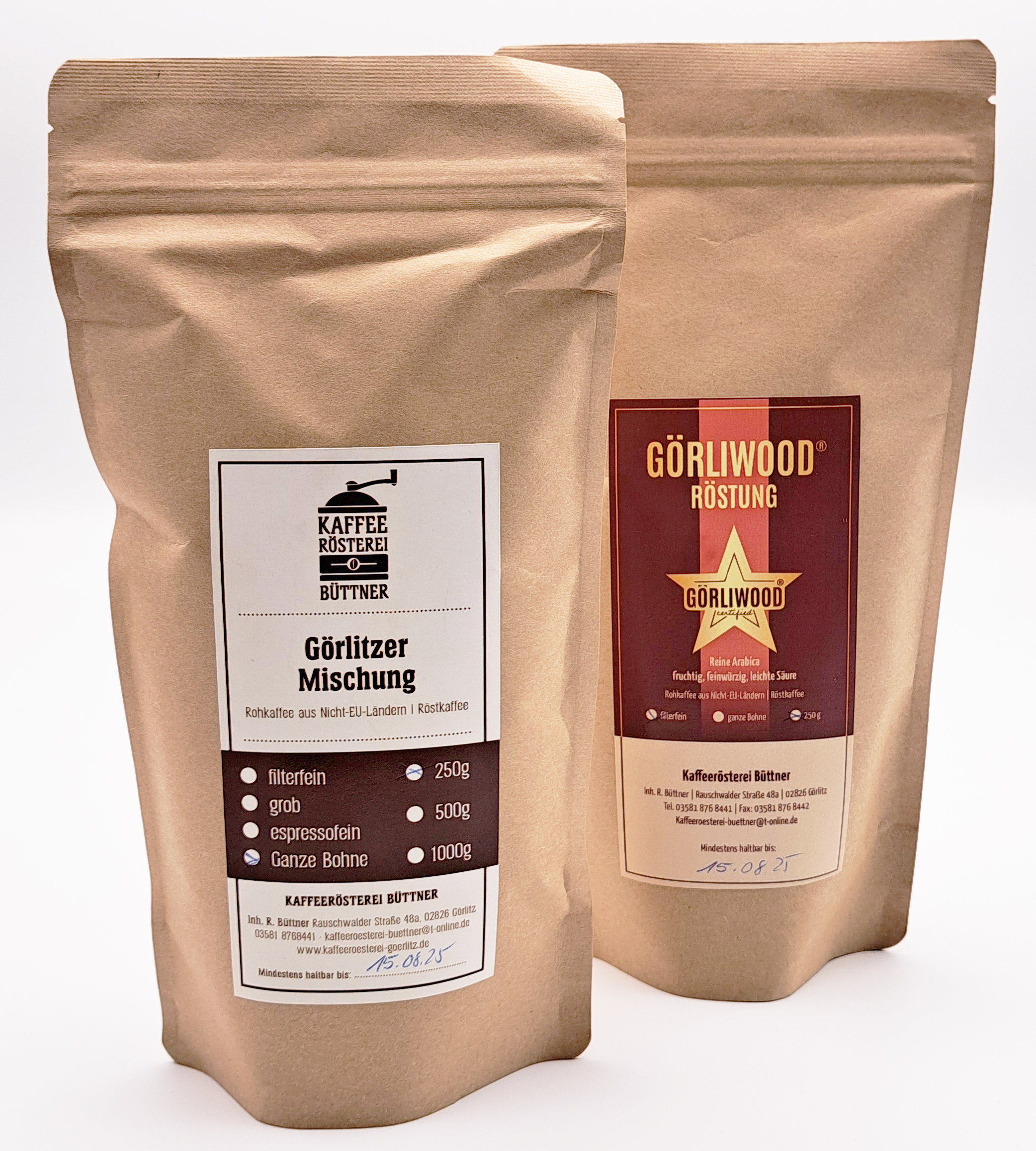 Zwei Verpackungen von Kaffee stehen versetzt hintereinenader. Die linke Tüte steht etwas weiter vorne darauf zu sehen ist das Etikett  der Görlitzer Mischung mit dem Logo der Kaffee-Rösterei. Die Verpackung rechts steht somit etwas weiter hinten und auf d