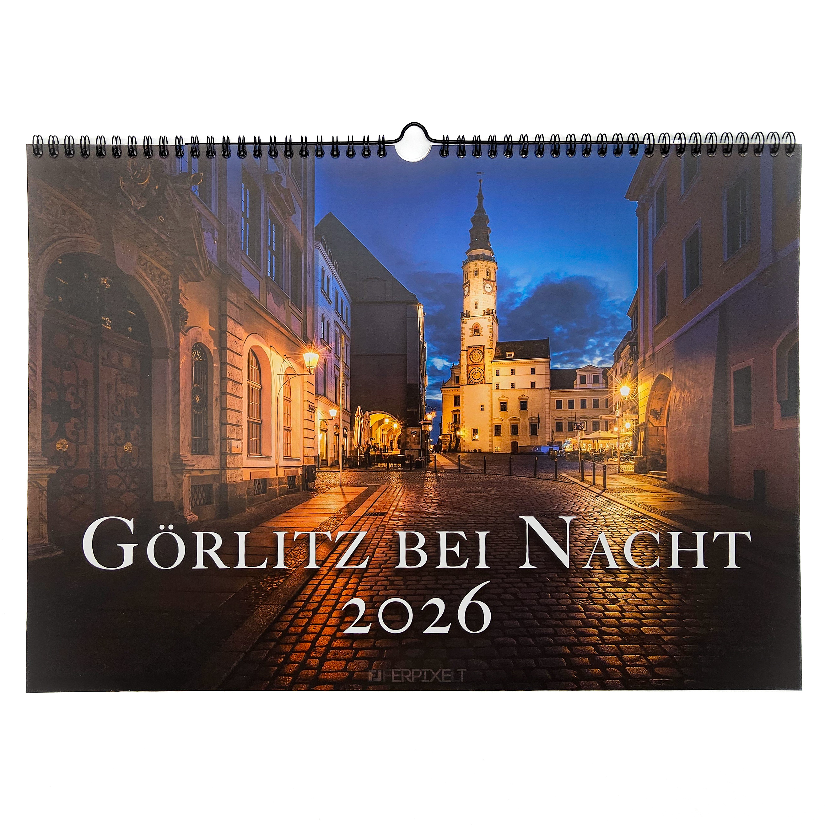 Auf der Titelseite vom Kalender Görlitz bei Nacht 2026 ist der Untermarkt zu sehen. Die stimmungsvolle Beleuchtung fängt die geheimnisvolle Atmosphäre ideal ein.
