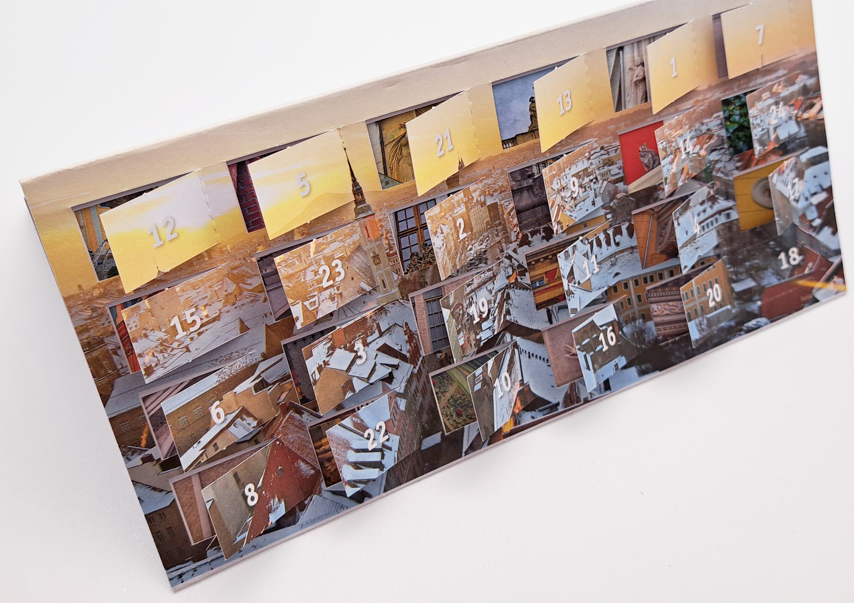 Adventskalender Klappkarte mit offenen Türchen Die 24 Türchen der Adventskalender-Klappkarte sind alle geöffnet, man kann jedoch nur erkennen, dass sich Fotos dahinter verbergen - jedoch noch nicht, welche Motive.