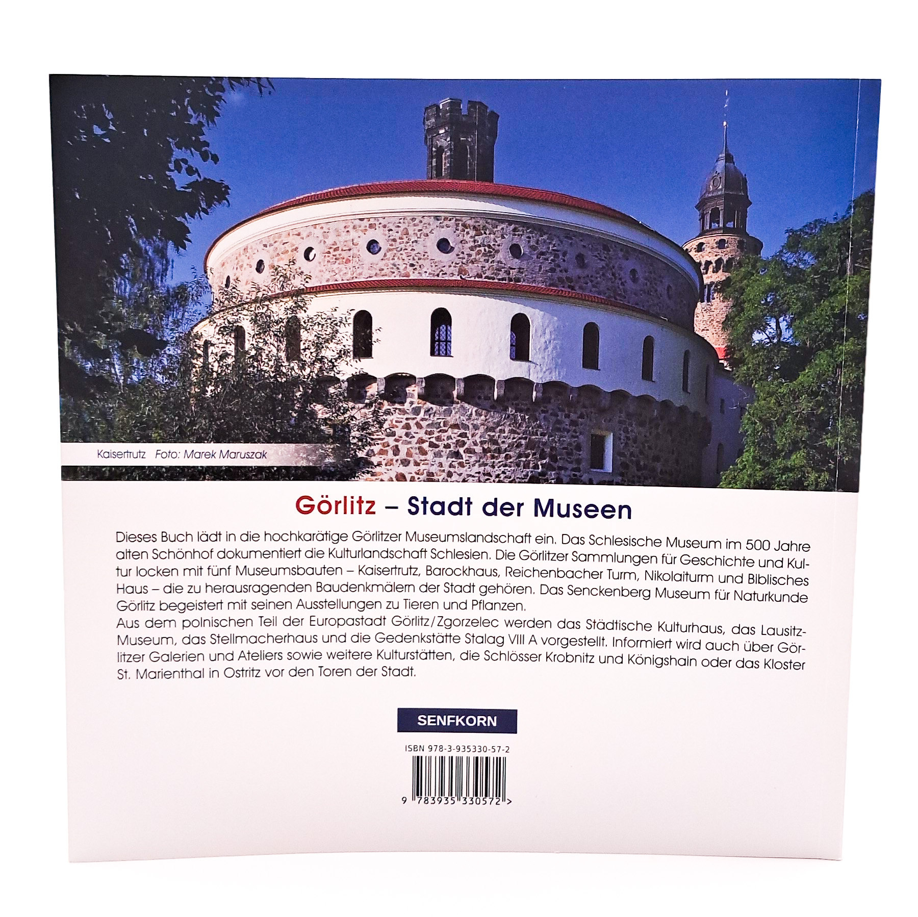 Auf der Rückseite ist oben ein Foto vom Kaisertrutz zu sehen. Darunter wird in schwarzer Schrift auf weißem Hintergrund das Buch beschrieben.