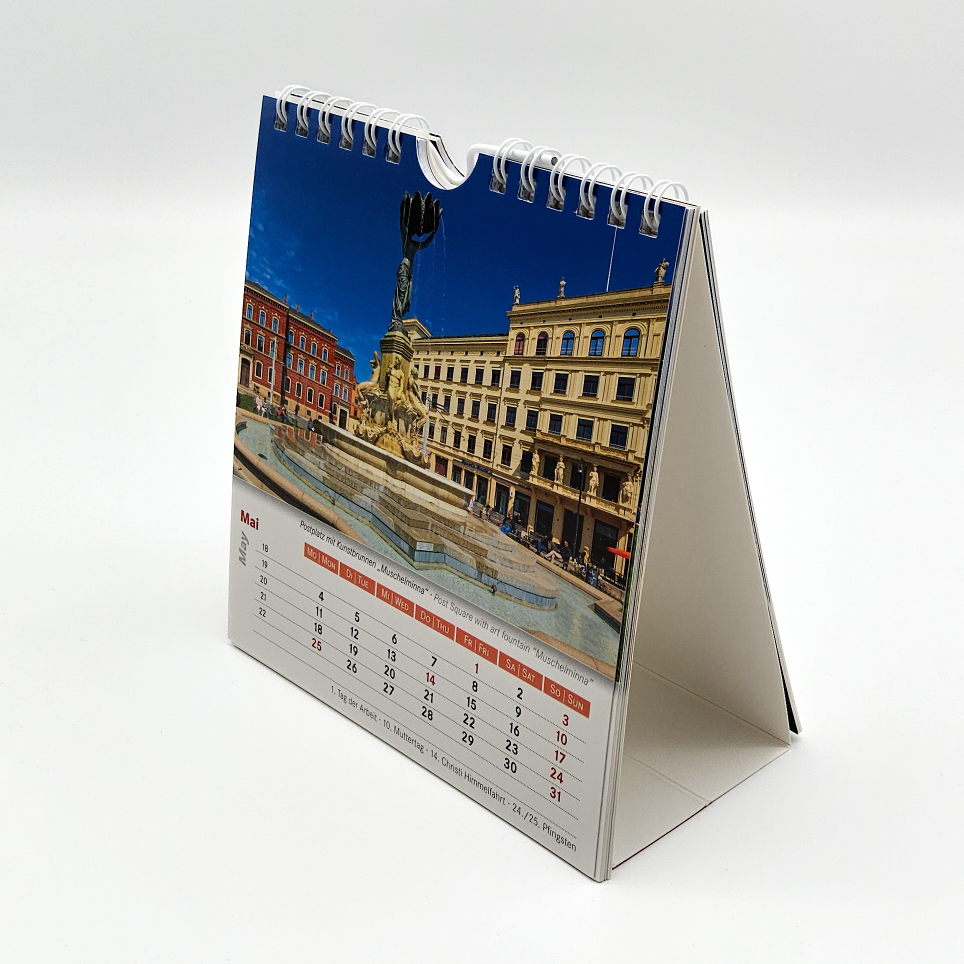 Der Tischkalender ist umgeklappt, man sieht den Monat Mai. Auf dem Bild ist die Muschelminna mit dem Gerichtsgebäude im Hintergrund zu sehen.