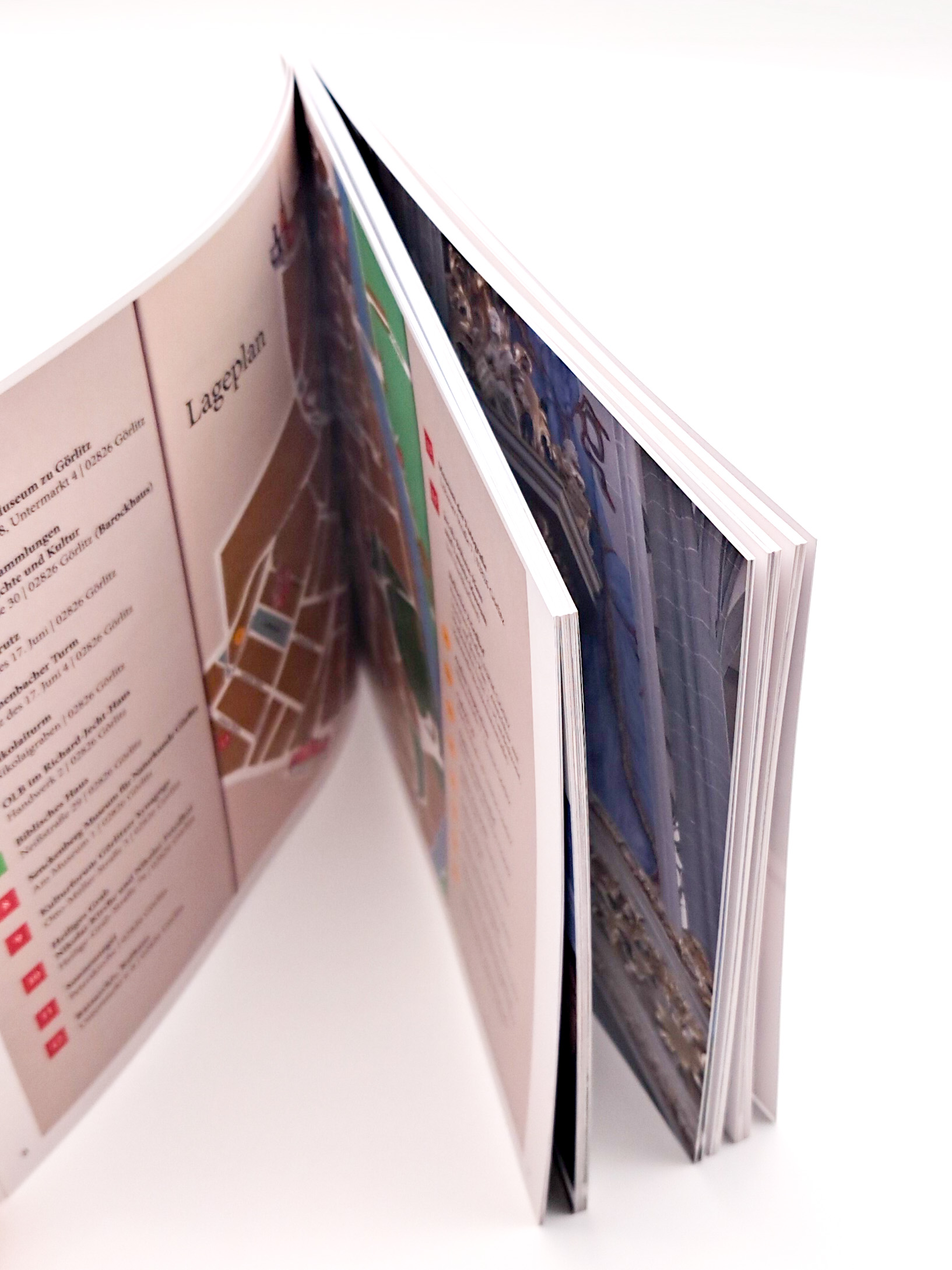 Das Buch "Görlitz Stadt der Museen" ist von oben fotografiert. Man kann leicht erahnen wie die Inneseiten aussehen. Man erkennt auf der einen Doppelseite auch einen Lageplan.