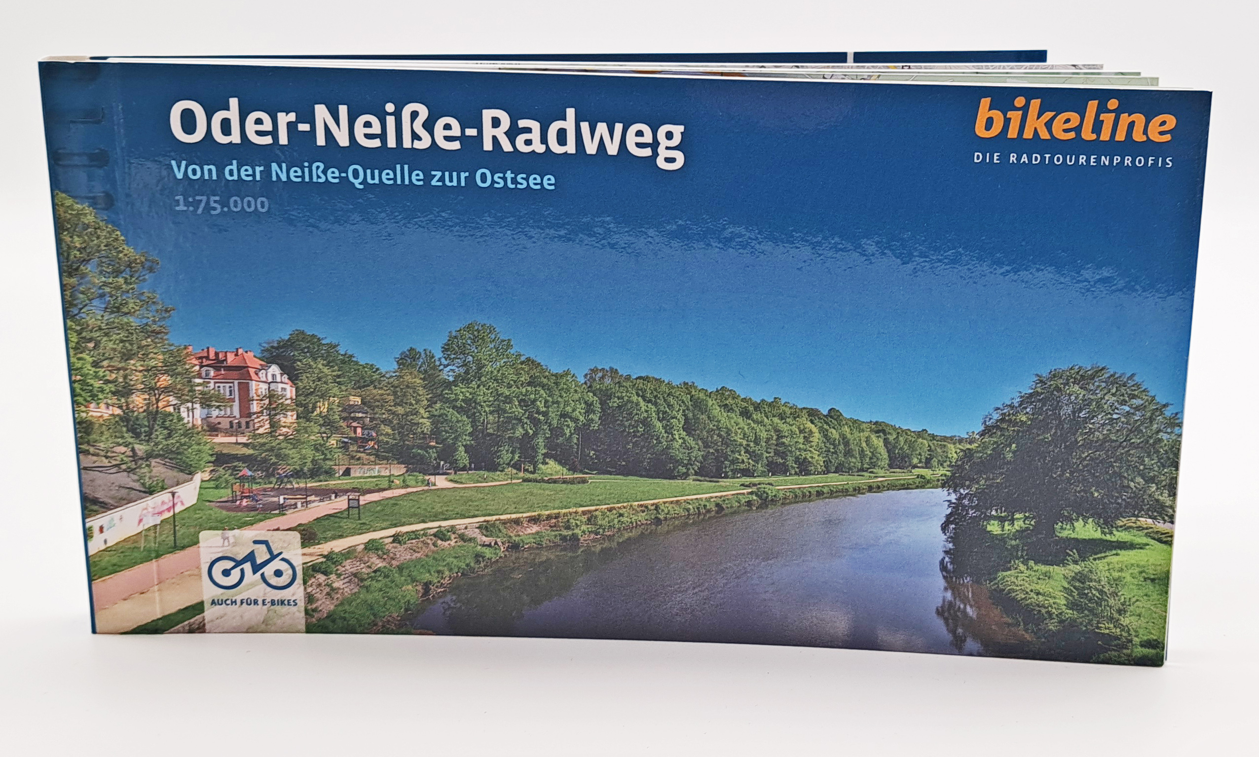 Auf der Titelseite ist ein Foto von einem Radweg direkt am Fluß zu sehen.  Daneben sind Bäume zu sehen und ein wolkenloser blauer Himmel.
