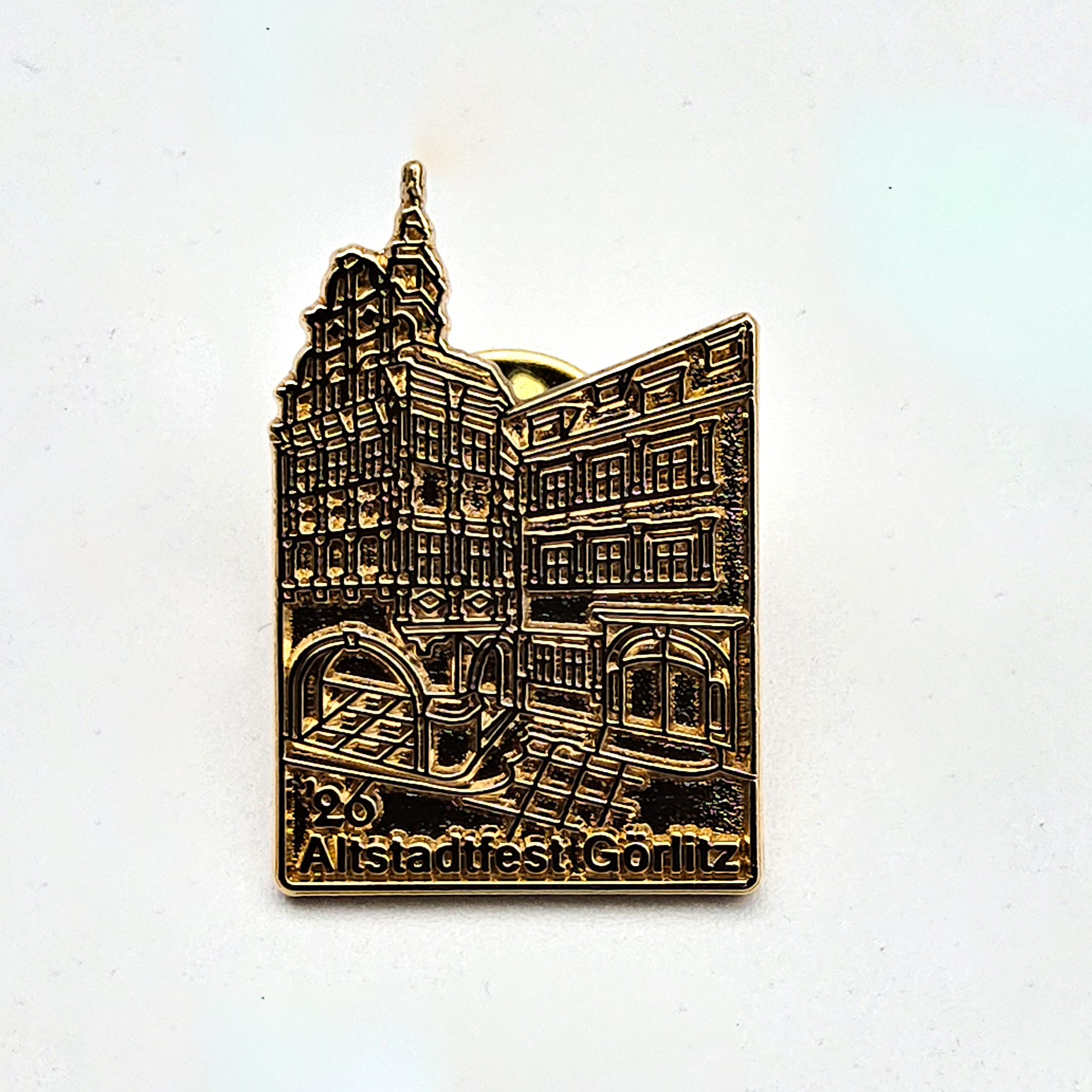 Der Altstadtfest-Pin von 2026 zeigt das Schlesische Museum. Der Pin ist hier von vorne zu sehen.