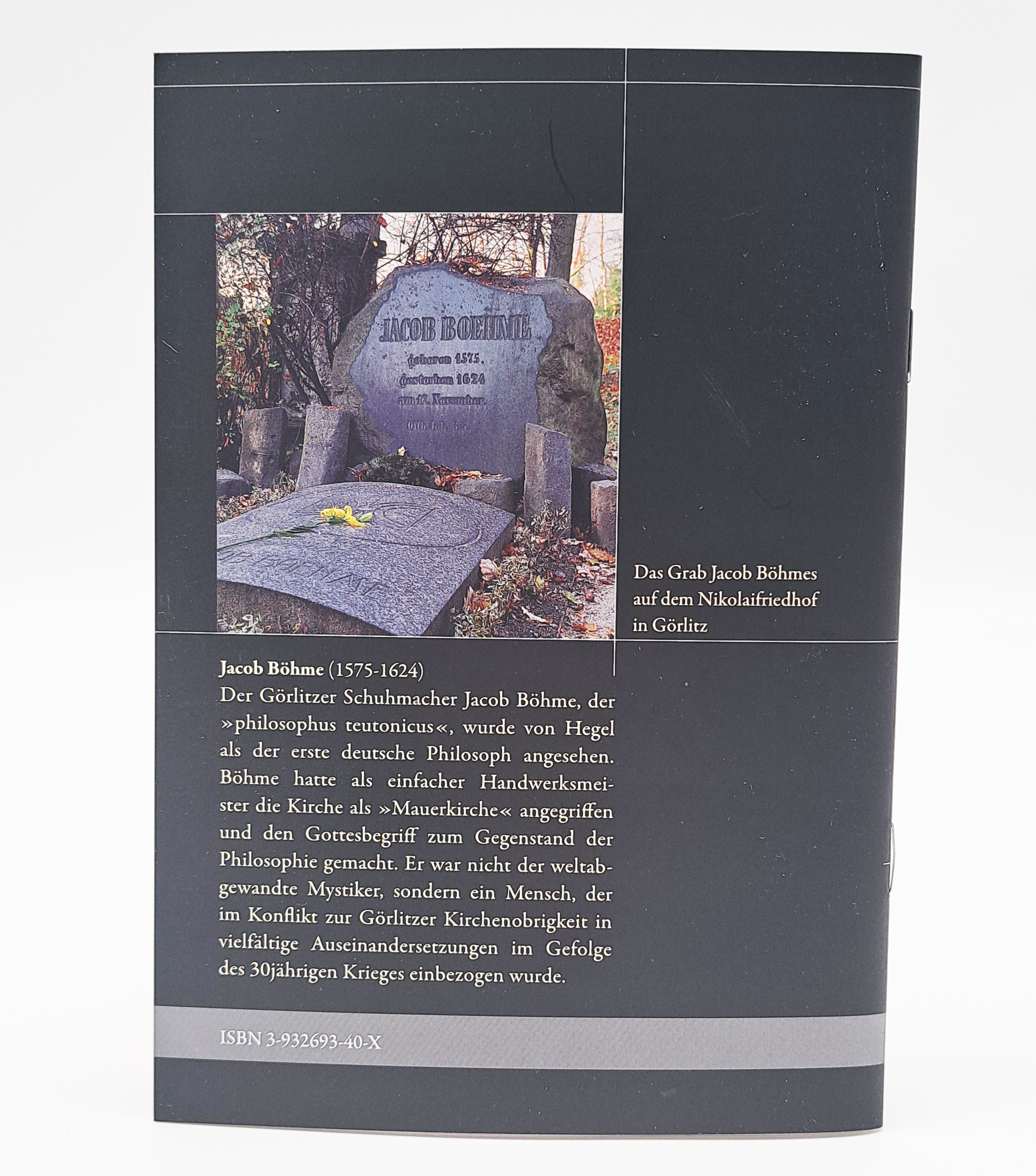Auf der Rückseite ist in weißer Schrift auf schwarzem Untergrund der Inhalt des Buches beschrieben. über dem Text ist ein Foto von der Grabstätte von Jacob Böhme zu sehen.