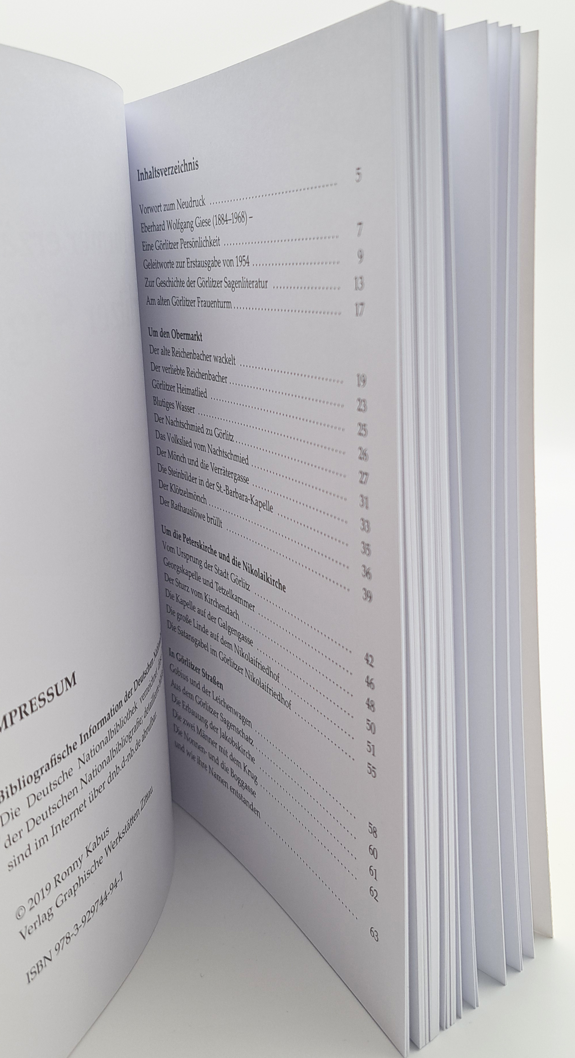 Das Buch "Der Türmer erzählt"  ist hochkant aufestellt, man erkennt das Inhaltsverzeichnis. Und somit auch welche Sagen in dem Buch erwähnt werden.
