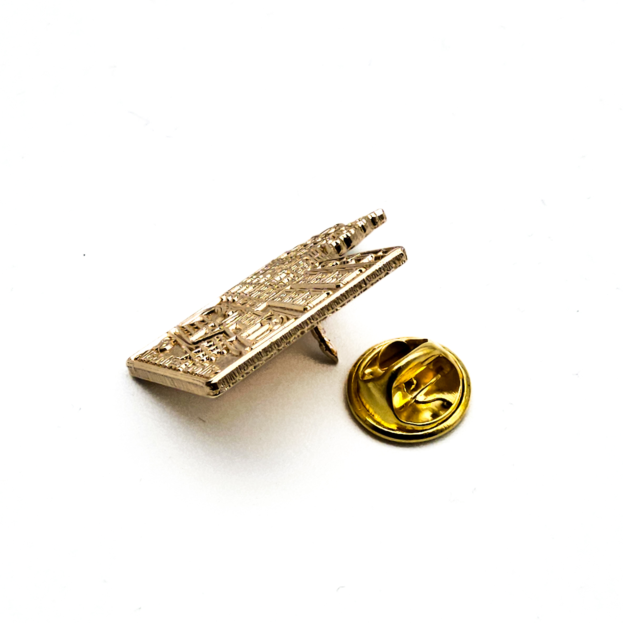 Der Altstadtfest-Pin von 2026 zeigt das Schlesische Museum. Der Pin ist hier von der Seite zu sehen. Daneben liegt der Verschluss